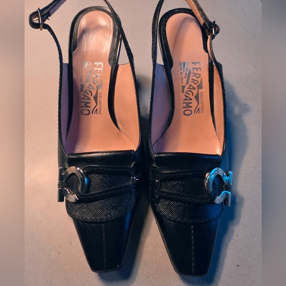 Salvatore Ferragamo Gancini slingback pumps. - Picture 7 of 12